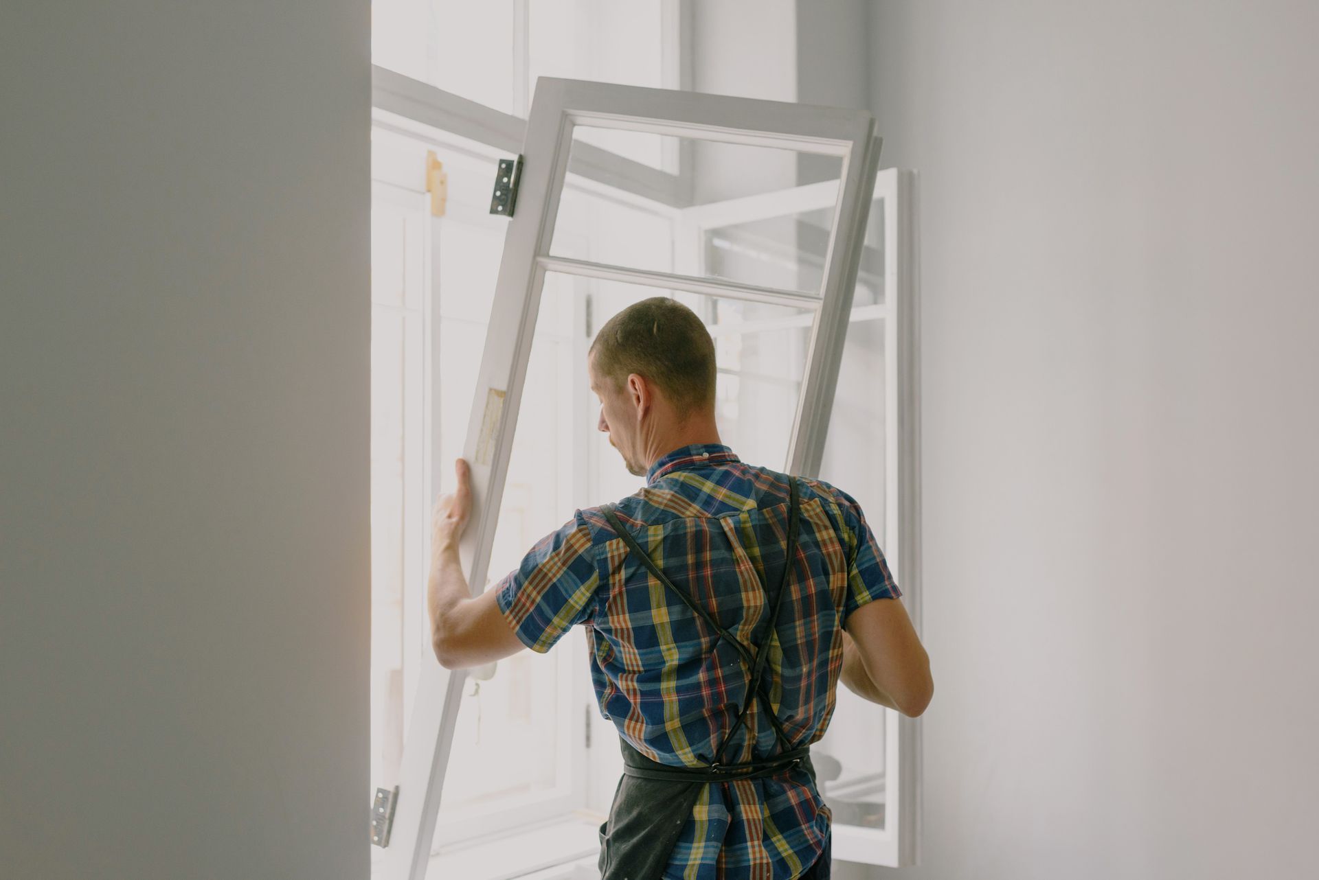 Handwerker montiert einen Fensterflügel
