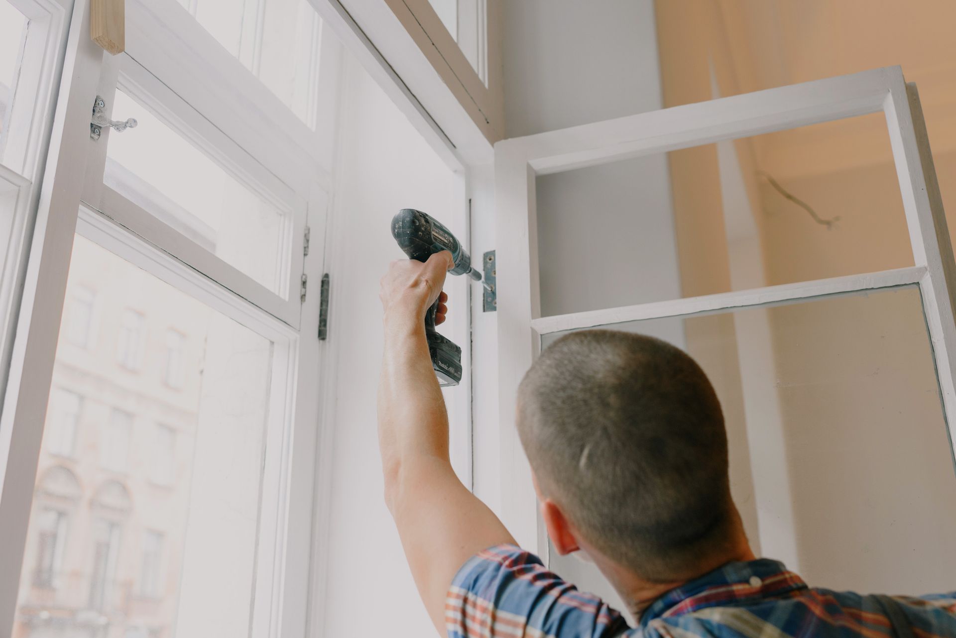 Neuer Fensterrahmen wird eingebaut