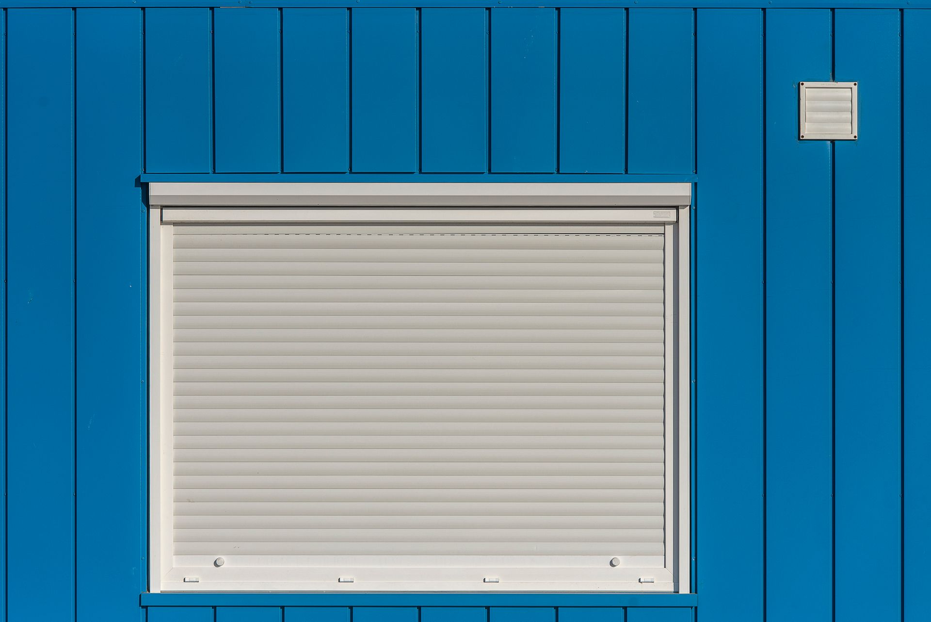 Rollladen an einer Fensterfront